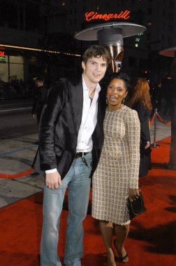 Ashton Kutcher ve Judith Scott tahmin kim Premiere, Graumans Çin Tiyatrosu, Los Angeles, CA, Pazar, Mart 13, 2005 için gelenler. Fotoğraf: Bob Freeman/Everett Collection 