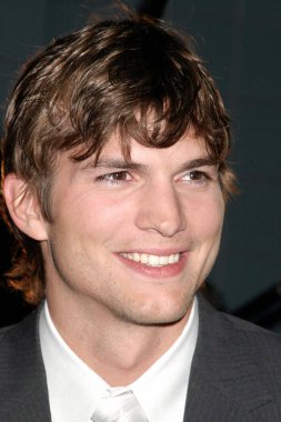 Ashton Kutcher alot gibi aşk prömiyeri için gelen, ClearView sinema, New York, NY, Nisan 18, 2005. Fotoğraf: Rob Rich/Everett Collection
