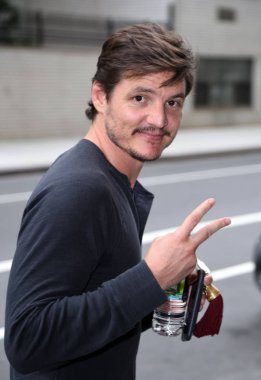 Pedro Pascal dışarı ve hakkında Celebrity candids için-Wed, New York, NY 31 Ağustos 2016. Fotoğraf: Derek Storm/Everett Collection