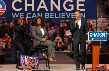Michelle Obama, Oprah Winfrey, Barack Obama Barack Obama Campaign Rallisi için Demokrat Cumhurbaşkanlığı birincil Oprah Winfrey, Verizon Wireless Arena, Manchester, NH, Aralık 09, 2007 için katılım. Fotoğraf: Kristin Callahan/Everett Collec