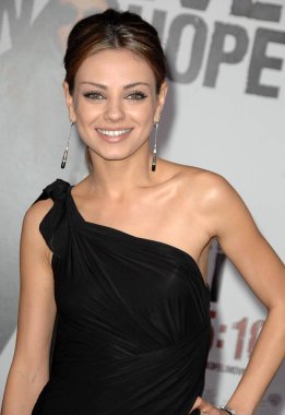Mila Kunis (Neil Lane küpe giyiyor) eli Premiere kitabı için gelenler, Grauman Çin Tiyatrosu, Los Angeles, CA Ocak 11, 2010. Fotoğraf: Dee Cercone/Everett Collection
