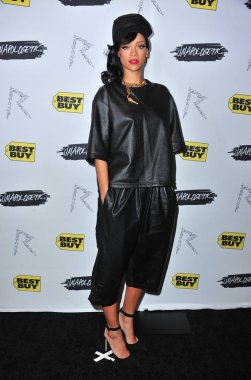 Rihanna (Damir Doma tarafından üst ve pantolon giyen) Rihanna Hosts Q&A Meet and Greet için yeni albüm Unapologetic teşvik etmek için katılım, Best Buy Theater, New York, Ny Kasım 20, 2012. Fotoğraf: Gregorio T. Binuya / Everett Koleksiyonu