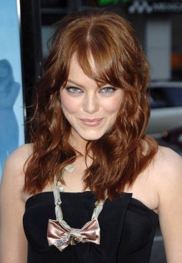 Emma Stone (Miu Miu kolye giyiyor) Ghosts Of Girlfriends Past Premiere, Grauman Çin Tiyatrosu, Hollywood, Ca Nisan 27, 2009 için gelenler. Fotoğraf: Dee Cercone /Everett Collection