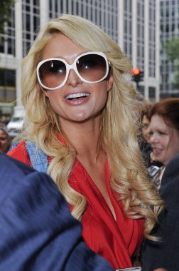 Paris Hilton, Waldorf Astoria Hotel dışarı girer ve hakkında Ünlü Candids için - Perşembe, , New York, Ny Mayıs 27, 2010. Fotoğraf: Ray Tamarra / Everett Koleksiyonu