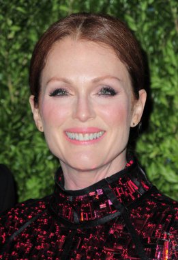 Julianne Moore için gelenler 2013 Cfda Vogue Moda Fonu Ödülleri Gala Yemeği, Spring Studios, New York, Ny Kasım 11, 2013. Fotoğraf: Gregorio T. Binuya / Everett Koleksiyonu