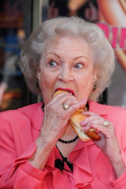 Betty White, efsanevi pembe ' nin sıcak köpek standı, Universal CityWalk, Los Angeles, CA Nisan 19, 2010 büyük açılışı için bir kamu görünümünde. Fotoğraf: Sara Cozolino/Everett Collection