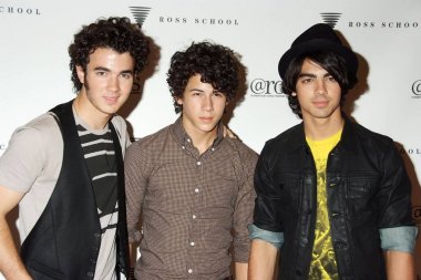 Kevin Jonas, Nick Jonas, Joe Jonas Ross yaz serisi Presents Jonas Brothers, Ross okul Merkezi Iyi being, East Hampton, NY, Ağustos 09, 2008 için katılım. Fotoğraf: Rob Rich/Everett Collection