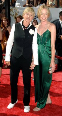 Ellen DeGeneres (Dolce & Gabbana giyen), Portia de Rossi (bir Lanvin elbisesi giyen) 35 yıllık gündüz Emmy Ödülleri, Kodak Tiyatrosu, Hollywood, CA, Haziran 20, 2008 için gelenler. Fotoğraf: David Longendyke/Everett Collection