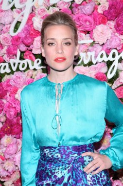 Salvatore Ferragamo signorina koku fırlatma, Palazzo Chupi, New York, NY Mart 20, 2012 için gelenler de Piper Perabo. Fotoğraf: Andres Otero/Everett Collection
