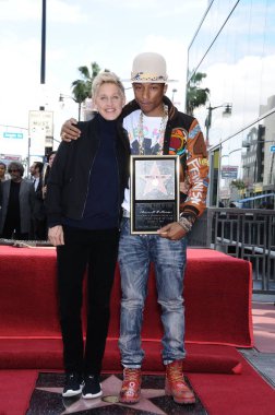 Ellen Degeneres, Pharrell Williams Pharrell için Hollywood Walk of Fame Star için indüksiyon töreninde, Hollywood Bulvarı, Los Angeles, Ca Aralık 4, 2014. Fotoğraf: Michael Germana / Everett Koleksiyonu