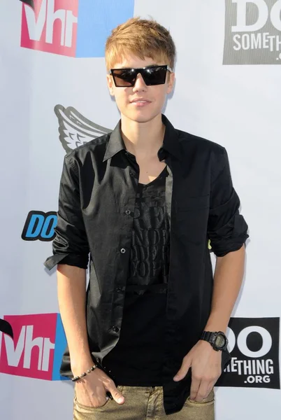 Justin Bieber Vid Ankomster För 2011 Vh1 Göra Något Utmärkelser — Stockfoto