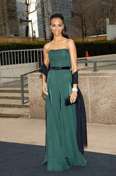 Zoe Saldana Vestida Con Vestido Yves Saint Laurent Las Llegadas — Foto de Stock