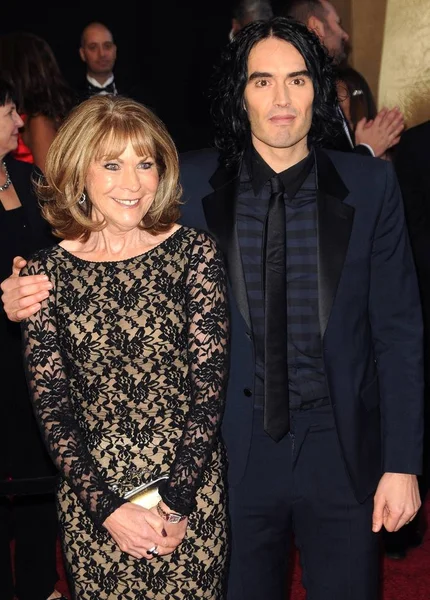 Russell Brand Con Madre Agli Arrivi 83Esima Academy Awards Oscar — Foto Stock