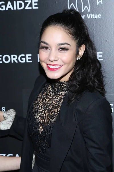 Vanessa Hudgens Las Llegadas Charity Meets Fashion Holiday Celebration Honrando — Foto de Stock