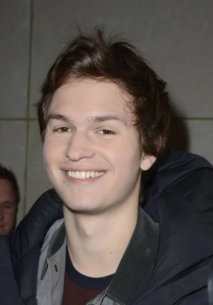 Ansel Elgort Idag Visa Upp Och För Celebrity Candids Tue — Stockfoto