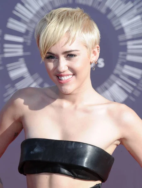 Miley Cyrus Agli Arrivi Gli Mtv Video Music Awards Vma — Foto Stock