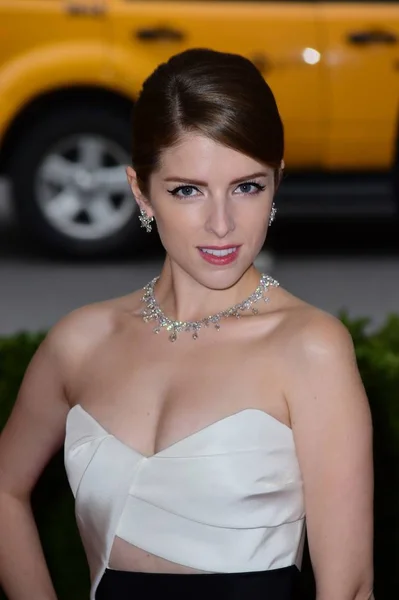 Anna Kendrick Las Llegadas Para Charles James Fashion Noche Apertura — Foto de Stock