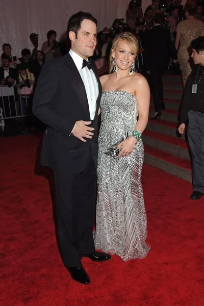 Mike Comrie Hilary Duff Vistiendo Vestido Elie Saab Las Llegadas — Foto de Stock