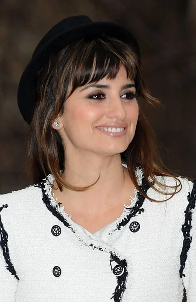 Penelope Cruz Conferência Imprensa Para Unbreakable Kiss Mistletoe Installation Ribbon — Fotografia de Stock