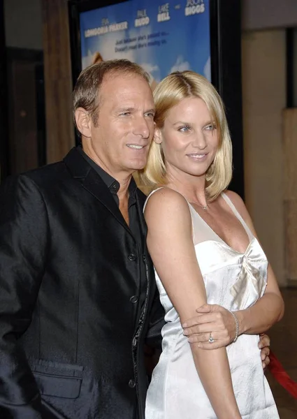 Michael Bolton Nicollette Sheridan Ved Ankomst Til Her Dead Body - Stock-foto