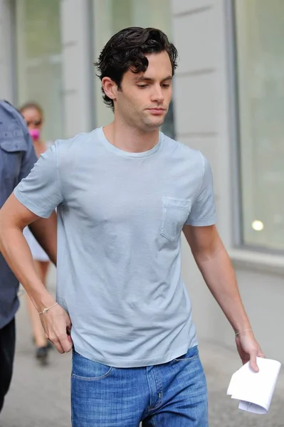 Penn Badgley Camina Hacia Película Gossip Girl Ambientada Upper East — Foto de Stock