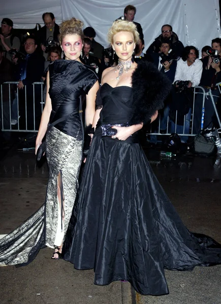 女優のシャーリーズセロン と友人は ニューヨーク市で4月26 2004に会った年の衣装研究所のパーティーに到着します マシュー ペイトン エベレットコレクション — ストック写真