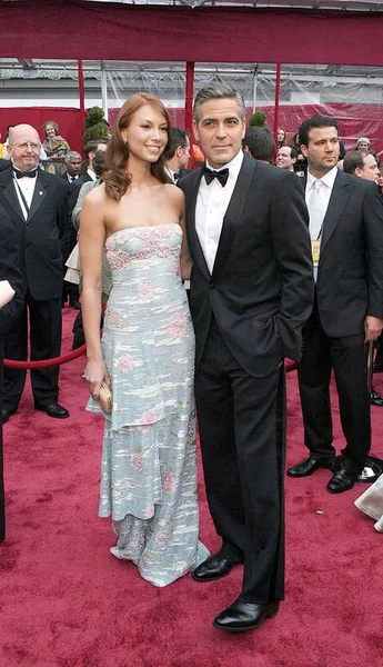 George Clooney Sarah Larson Vistiendo Vestido Valentino Couture Las Llegadas —  Fotos de Stock