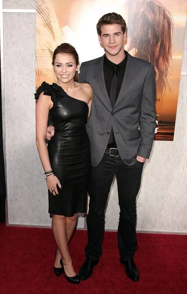 Miley Cyrus Liam Hemsworth Arrivals Last Song Premiere Arclight Hollywood — Stock Photo, Image