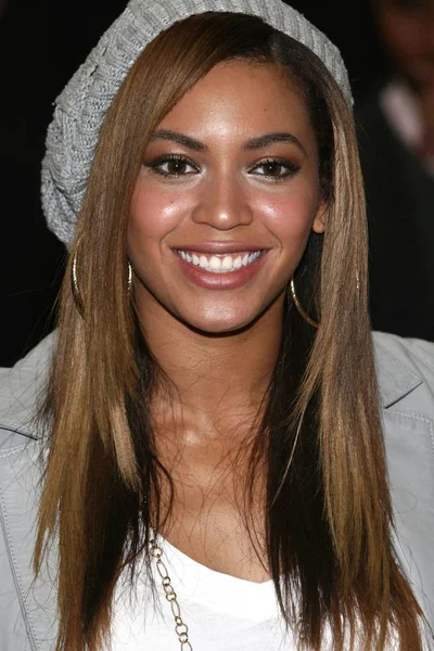 Beyonce Knowles Asistencia Sprite Green Dona 150 Instrumentos Musicales Los — Foto de Stock