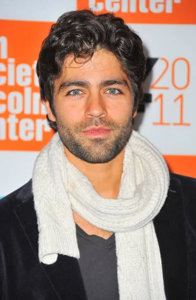 Adrian Grenier Saapuu George Harrison Asuminen Material World Premiere 49Th — kuvapankkivalokuva