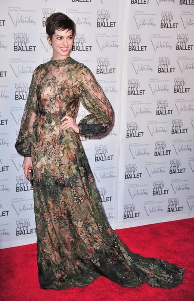 Anne Hathaway Při Příjezdu 2012 New York Balet Podzim Gala — Stock fotografie