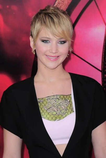 Jennifer Lawrence Sosirile Pentru Hunger Games Catching Fire Premiere Amc — Fotografie, imagine de stoc
