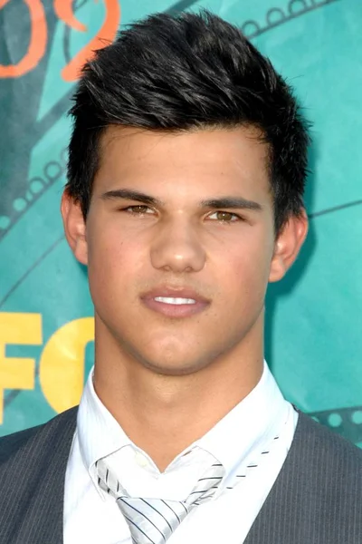 Taylor Lautner Při Příjezdu Dospívajících Cen Gibson Amfiteátru Universal Citywalk — Stock fotografie