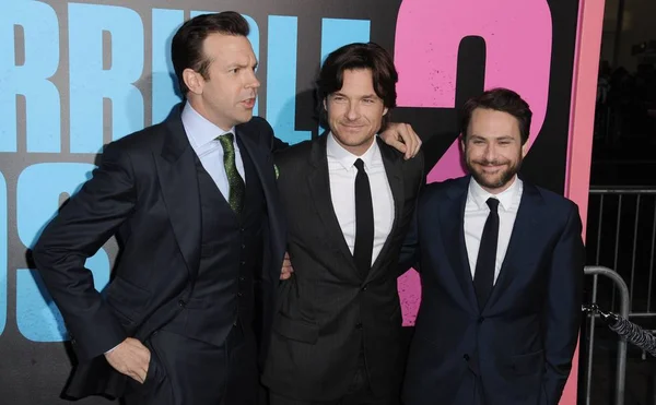 Jason Sudeikis Jason Bateman Charlie Day Aux Arrivées Pour Horrible — Photo