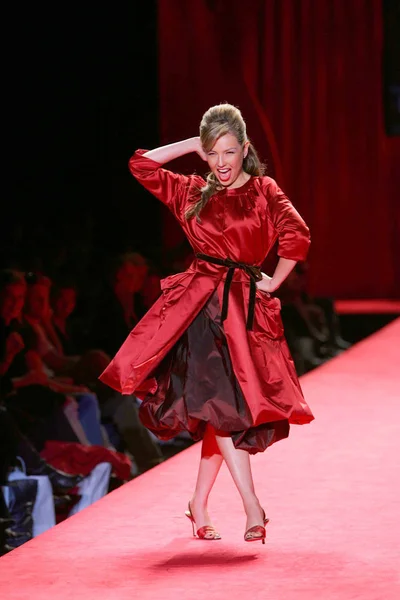 Thalia Desfile Moda Para Heart Truth Red Dress Fall 2006 — Foto de Stock