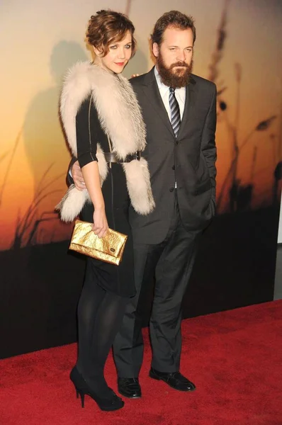 Maggie Gyllenhaal Wearing Louis Vuitton Fur Stole Peter Sarsgaard Arrivals — Stock Photo, Image