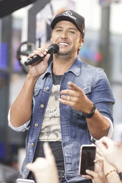 Luke Bryan Luke Bryan ile Nbc Today Show Konseri için sahnede, Rockefeller Plaza, New York, Ny Haziran 3, 2016. Fotoğraf: Achim Harding / Everett Koleksiyonu