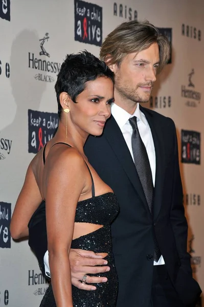 Halle Berry Gabriel Aubry Arrivals Keep Child Alive 6Th Annual — Stock Photo, Image