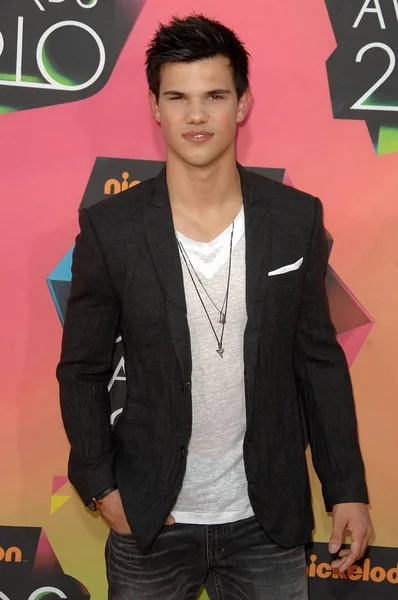 Taylor Lautner Bei Den Ankünften Für Die Jährlichen Kids Choice — Stockfoto