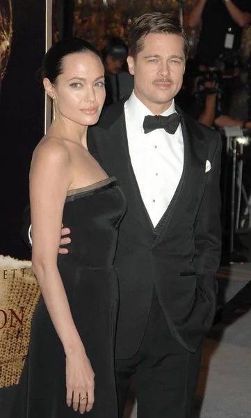 Angelina Jolie Vistiendo Vestido Versace Brad Pitt Las Llegadas Para — Foto de Stock