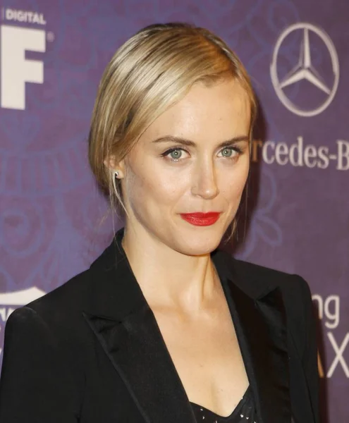 Taylor Schilling Vid Ankomster För Variation Och Kvinnor Film Emmy — Stockfoto