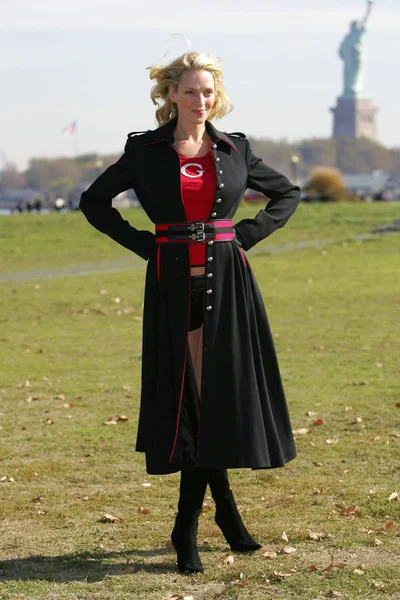 スーパー元ガールフレンド リバティ州立公園 2005年11月04日のために発表G Girlスーパーヒーローの衣装のロケでウマサーマン グレゴリオ ビヌヤ エベレット コレクション — ストック写真