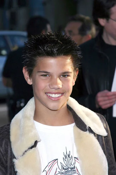 Taylor Lautner Bij Aankomsten Voor Sahara Premiere Grauman Chinese Theatre — Stockfoto