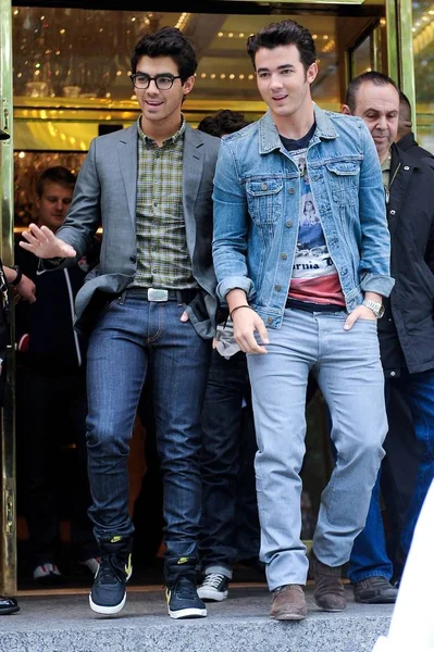 Joe Jonas Kevin Jonas Dejan Hotel Midtown Manhattan Por Celebrity —  Fotos de Stock