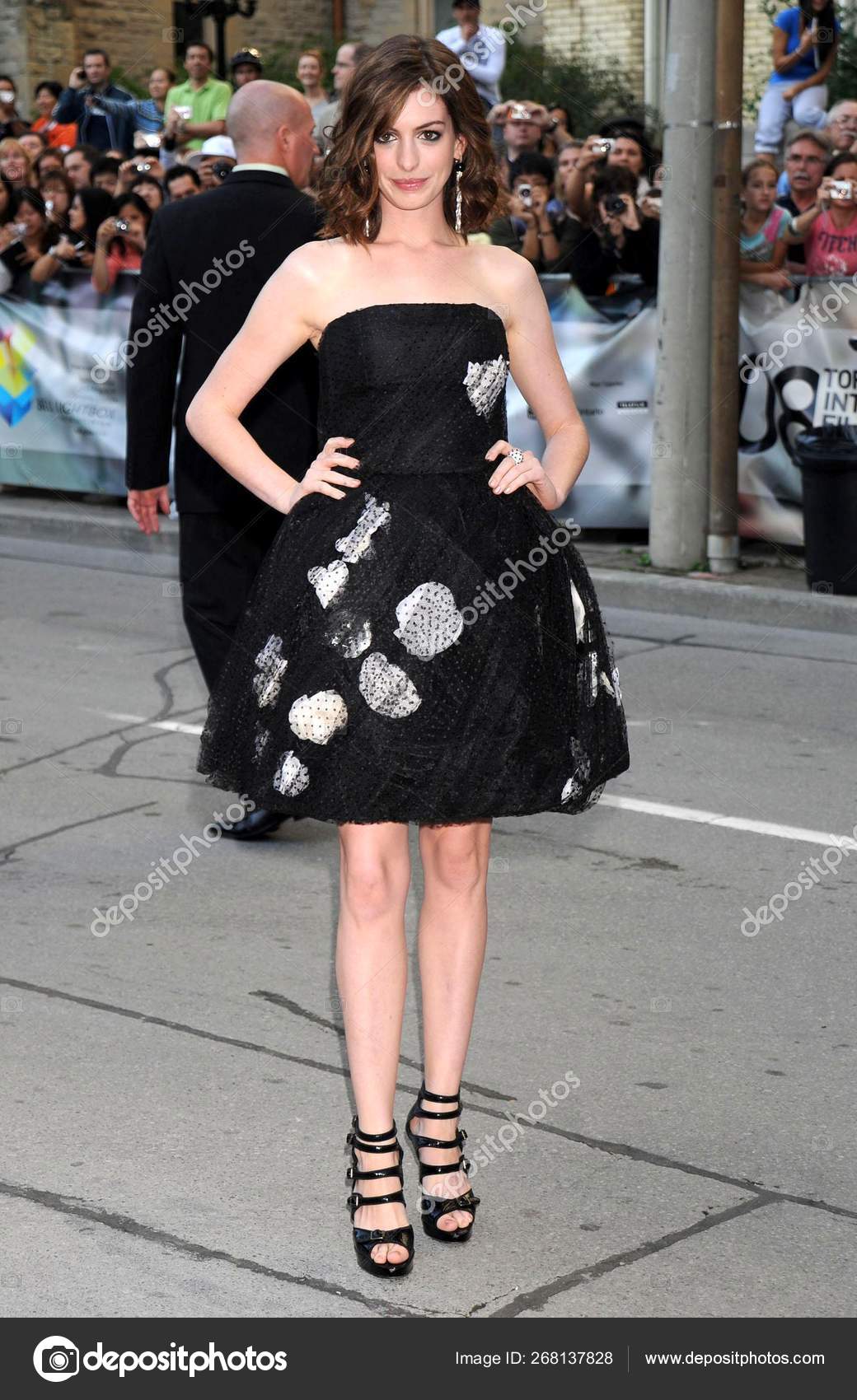Anne Hathaway Wearing Vintage Jean Louis Scherrer Dress Arrivals Rachel –  Stock Editorial Photo © everett225 #268161330