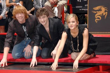 Rupert Grint, Daniel Radcliffe, Emma Watson Harry Potter ayak-baskı ve Wand-baskı töreni için indüksiyon töreni, Grauman ' 's Çin Tiyatrosu, Los Angeles, CA, Temmuz 09, 2007. Fotoğraf: Dee Cercone/Everett Collection