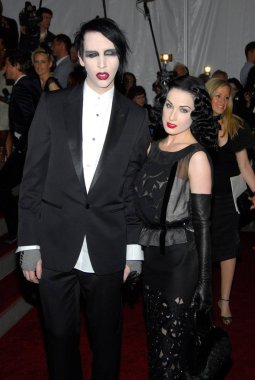 Marilyn Manson, Anglomania için gelen gelen Dita Von Teese: Ingiliz moda açılış Gala geleneği ve Transgression, Büyükşehir Müzesi Sanat Kostüm Enstitüsü, New York, NY, Mayıs 01, 2006. Fotoğraf: Gregorio Binuya/Everett Collection