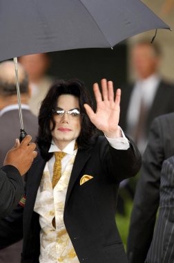 Michael Jackson at court appearance for Michael Jackson trial for child molestation, Santa Barbara County Courthouse, Santa Maria, CA, June 2, 2005. Photo by: Michael Germana/Everett Collection