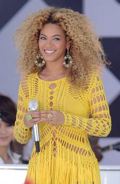 Beyonce Knowles (Julien Macdonald elbise giyiyor) Beyonce ile Good Morning America (Gma) Yaz Konser Serisi için sahnede, Central Park Rumsey Playfield, New York, Ny Temmuz 1, 2011. Fotoğraf: Kristin Callahan / Everett Koleksiyonu