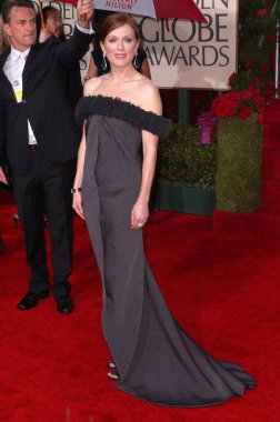 Julianne Moore (Bir Balenciaga elbisesi giyiyor) 67 Yıllık Altın Küre Ödülleri için gelenler - Gelenler, Beverly Hilton Hotel, Beverly Hills, Ca Ocak 17, 2010. Fotoğraf: Tony Gonzalez / Everett Koleksiyonu